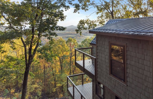 Stanardsville Cabin | Cozy Treehouse in charming Stanardsville with WiFi, Heating/AC, Hot Tub! n