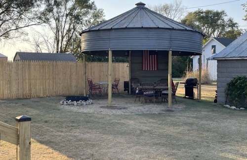 Cunningham House | Cozy up at Foxtrot Inn! nImmaculate! Outdoor Grain Bin BBQ area! Dog friendly!