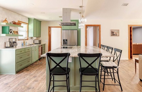 Waco House | Cozy Up at the Bear’s Nest – Your Peaceful Retreat on the Brazos