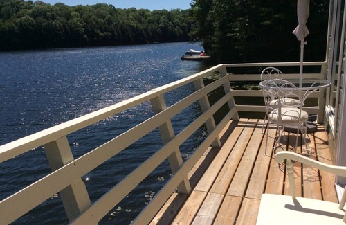 Seguin Cottage | Cozy Upper Boathouse For Rent