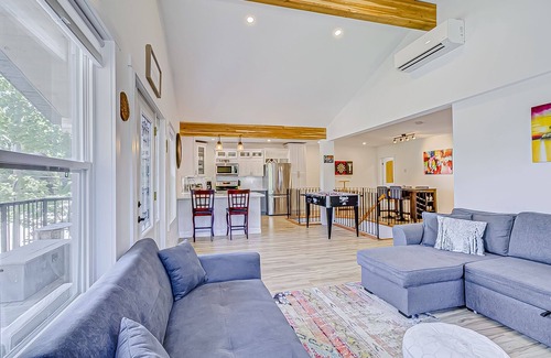 Innisfil House | Cozy Upstairs Suite- 2 bedroom Unit with Balcony