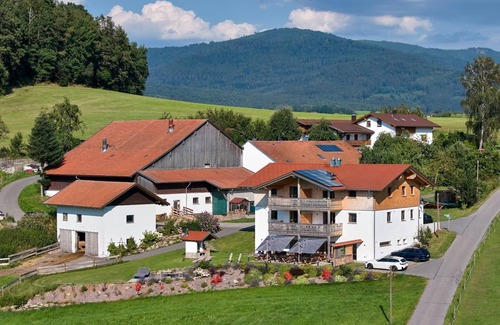 Arnbruck Apartment | Cozy vacation apartment (80sqm) with large terrace, panoramic view and wood-burning stove