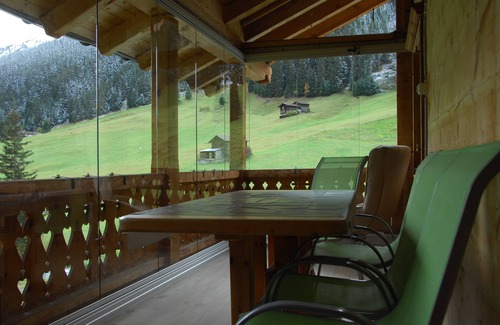 Davos Apartment | Cozy vacation apartment in the beautiful Sertig valley. Apartment in apartment building