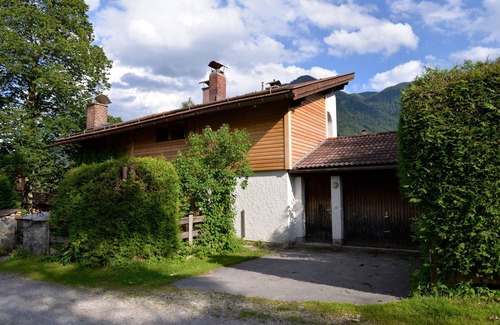 Neuhaus House | Cozy vacation home with a large garden.
