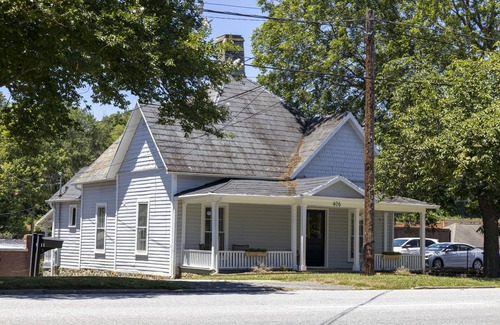 Morganton House | Cozy Victorian in the Center of downtown Morganton (Dog Friendly!)