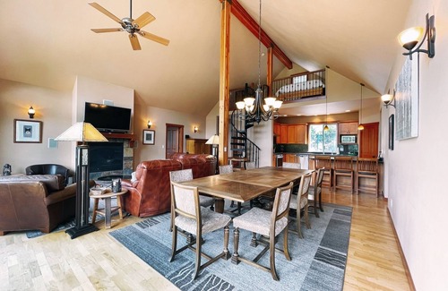 Cle Elum Cabin | Cozy Views Hot Tub Pickleball 6 acres