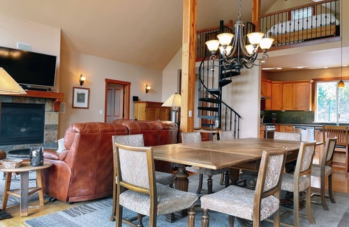 Cle Elum Cabin | Cozy Views Hot Tub Pickleball 6 acres