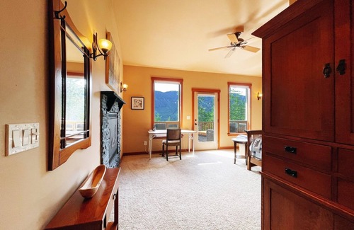 Cle Elum Cabin | Cozy Views Hot Tub Pickleball 6 acres