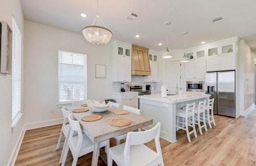 Galveston House | Cozy Villa Walk to Beach