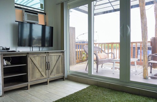 Hollywood Lakes Apartment | Cozy Waterfront Studio