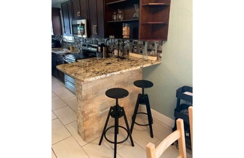 Tampa Cottage | Cozy West Tampa cottage 2 miles from RAY J!