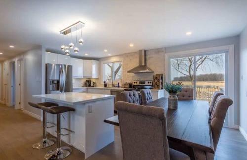 Niagara-on-the-Lake House | Cozy Wine Chateau-Niagara on the lake W/Fire table