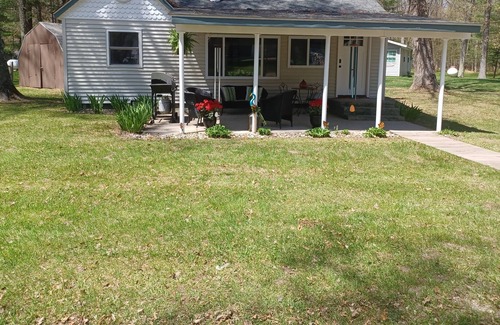 Baldwin Cottage | Cozy Wolf Lake Cottage