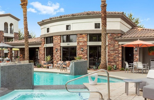 Glendale Sports and Entertainment District Apartment | Cozysuites Glendale by the Stadium w/ Pool! #5386