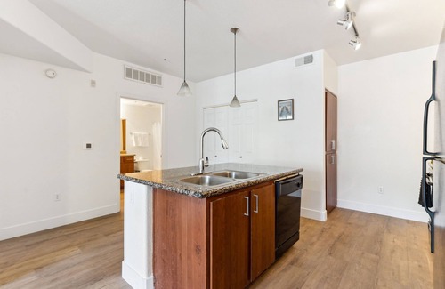 Glendale Sports and Entertainment District Apartment | CozySuites Glendale - Westgate with pool! 12