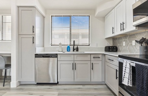 Glendale Sports and Entertainment District Apartment | CozySuites Glendale - Westgate with pool! 10
