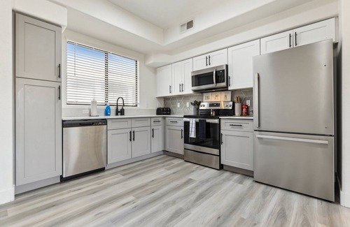 Glendale Sports and Entertainment District Apartment | CozySuites Glendale - Westgate with pool! 10