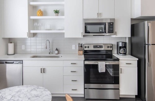 Central Business District Apartment | Cozysuites l Gorgeous 1BR in Downtown Cincinnati
