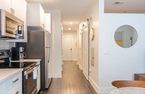Central Business District Apartment | Cozysuites l Gorgeous 1BR in Downtown Cincinnati