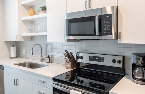 Central Business District Apartment | Cozysuites l Gorgeous 1BR in Downtown Cincinnati