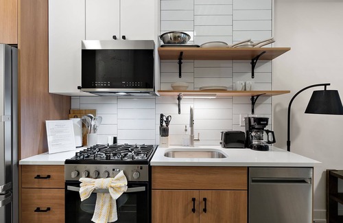 Warehouse District Apartment | CozySuites NLG - Modern 1BR condo #02