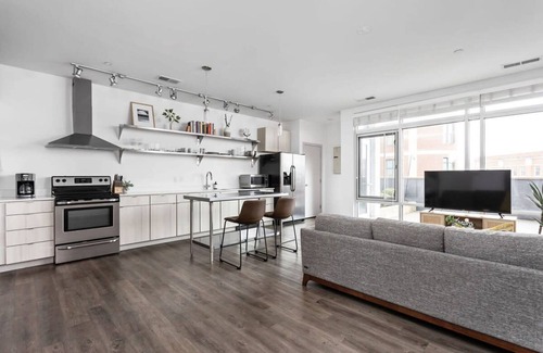 Lockerbie Square Apartment | Cozysuites on Mass With Garage Parking 8