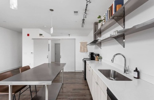 Lockerbie Square Apartment | Cozysuites on Mass With Garage Parking 8