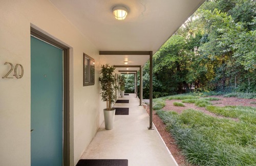 Brookwood Apartment | CPA Quick Easy Virtual Check In Perfect for Business Professionals