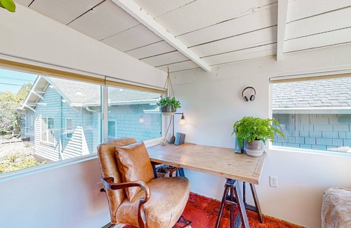 North Berkeley House | Craftsman house in great location with patio, streaming, workspace, W/D, & AC