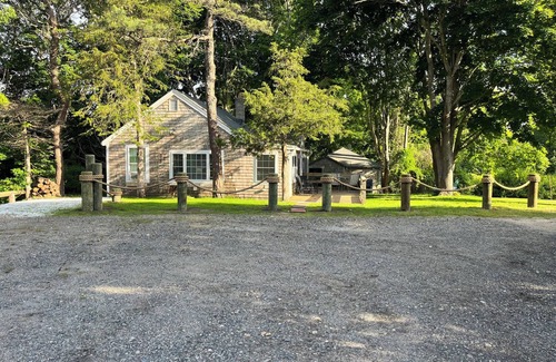 West Yarmouth Cottage | Cranberry Beach Cottage; Minutes to Beach & Ferry