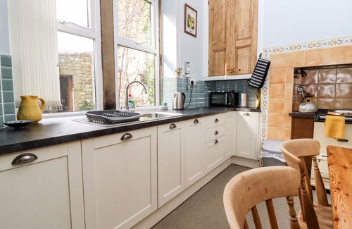 Skipton Cottage | CRAVEN HOUSE, pet friendly, character holiday cottage in Skipton