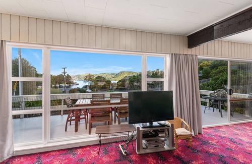 Lake Tarawera House | CRAWFORDS (GREAT LOCATION WITH BOATSHED BAY LAUNCHING RAMP ACROSS THE ROAD)