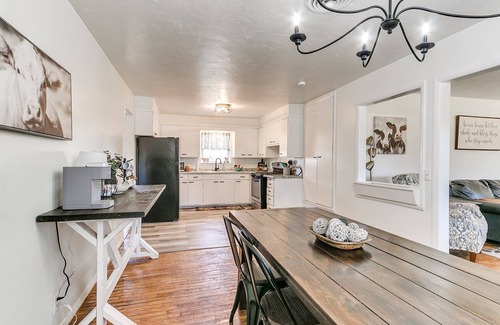 Chandler House | Crazy Cow Farmhouse with Sweeping Country Views in Chandler, OK