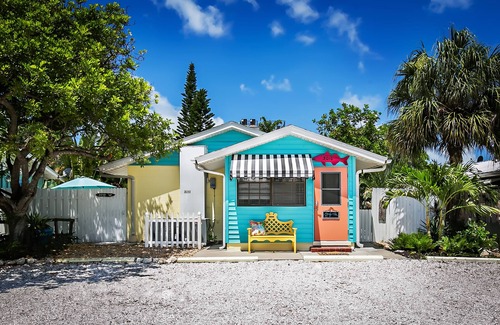 Ilexhurst Cottage | Crazy Cute Beach Cottage In Paradise
