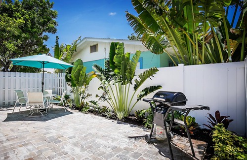 Ilexhurst Cottage | Crazy Cute Beach Cottage In Paradise