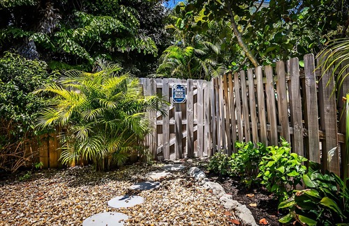 Ilexhurst Cottage | Crazy Cute Beach Cottage In Paradise