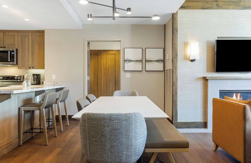 Avon Condo | CRBC-Remodeled 2024, Ski in out, Ski Valet, Dog Friendly, Resort & Spa Amenities