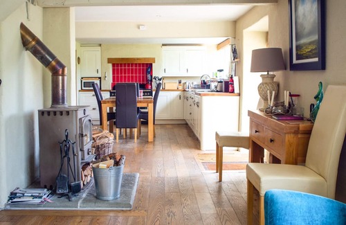 Pontesbury Cottage | CREAGH DHU, pet friendly, with open fire in Ratlinghope