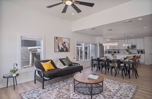 Near East Side Cottage | Create Memories 4br/3ba Near Riverwalk & Downtown!