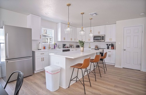 Near East Side Cottage | Create Memories 4br/3ba Near Riverwalk & Downtown!