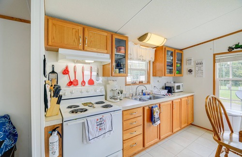 Max Meadows House | Creekfront Max Meadows Mobile Home with Deck!