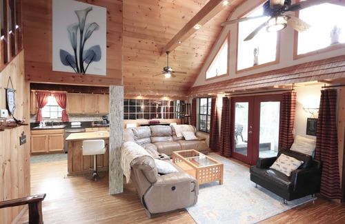 Gatlinburg - Pigeon Forge Cottage | Creekfront property with close-in locations and privacy