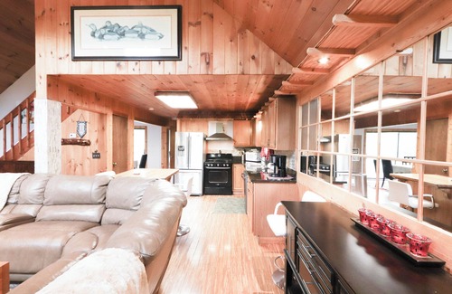 Gatlinburg - Pigeon Forge Cottage | Creekfront property with close-in locations and privacy
