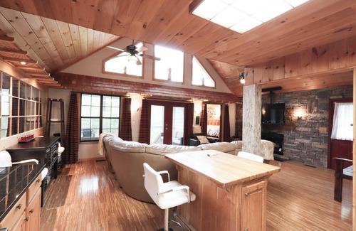 Gatlinburg - Pigeon Forge Cottage | Creekfront property with close-in locations and privacy