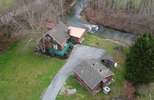 Gatlinburg - Pigeon Forge Cottage | Creekfront property with close-in locations and privacy
