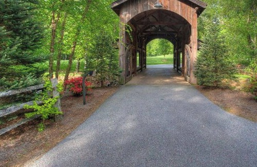 Franklin Cabin | Creekside 1800's Log Cabin- Dog Lover Paradise! September Special!
