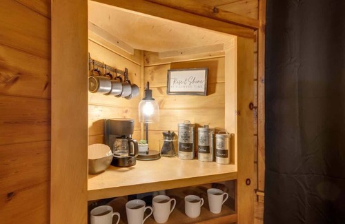 Rocky Grove Cabin | Creekside - 7 Min to Park, 20 Min to Gatlinburg