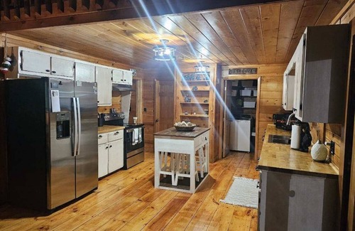 Ellijay Cabin | Creekside Cottage- Cozy 3-bedroom cabin in adorable Ellijay GA
