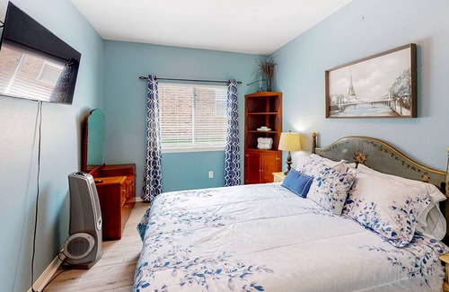 Conroe House | Creekside Cottage | House in Conroe