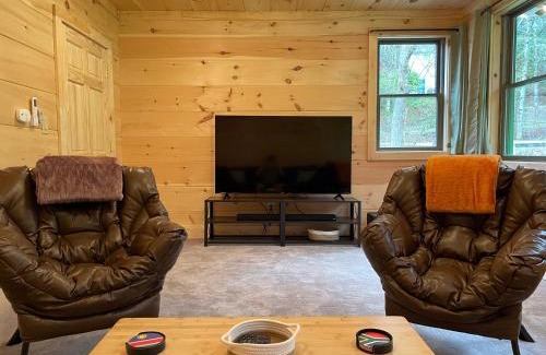 Boone Apartment | Creekside Getaway - King Bed - Full Kitchen